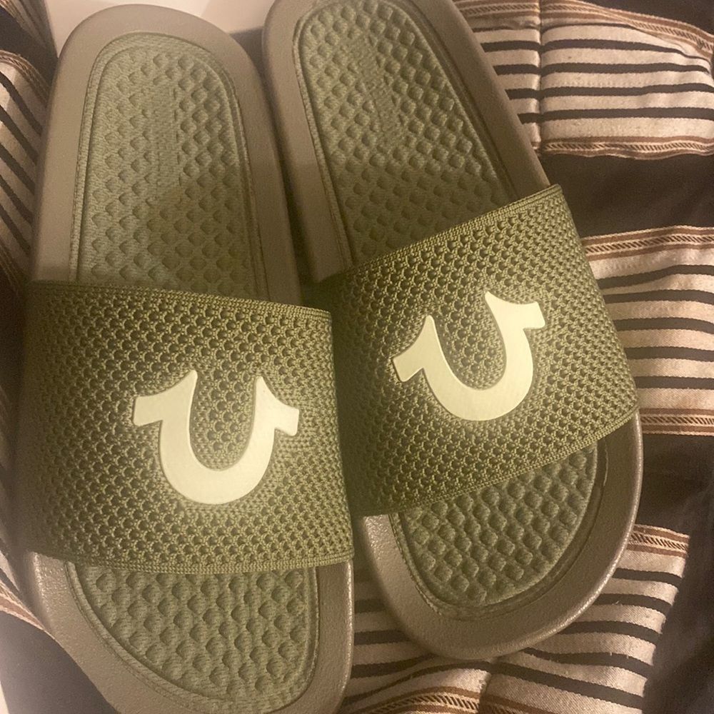 Authentic Men True Religion Slides! Great Price for retailers 🔥🔥2/45$ - Picture 1 of 4